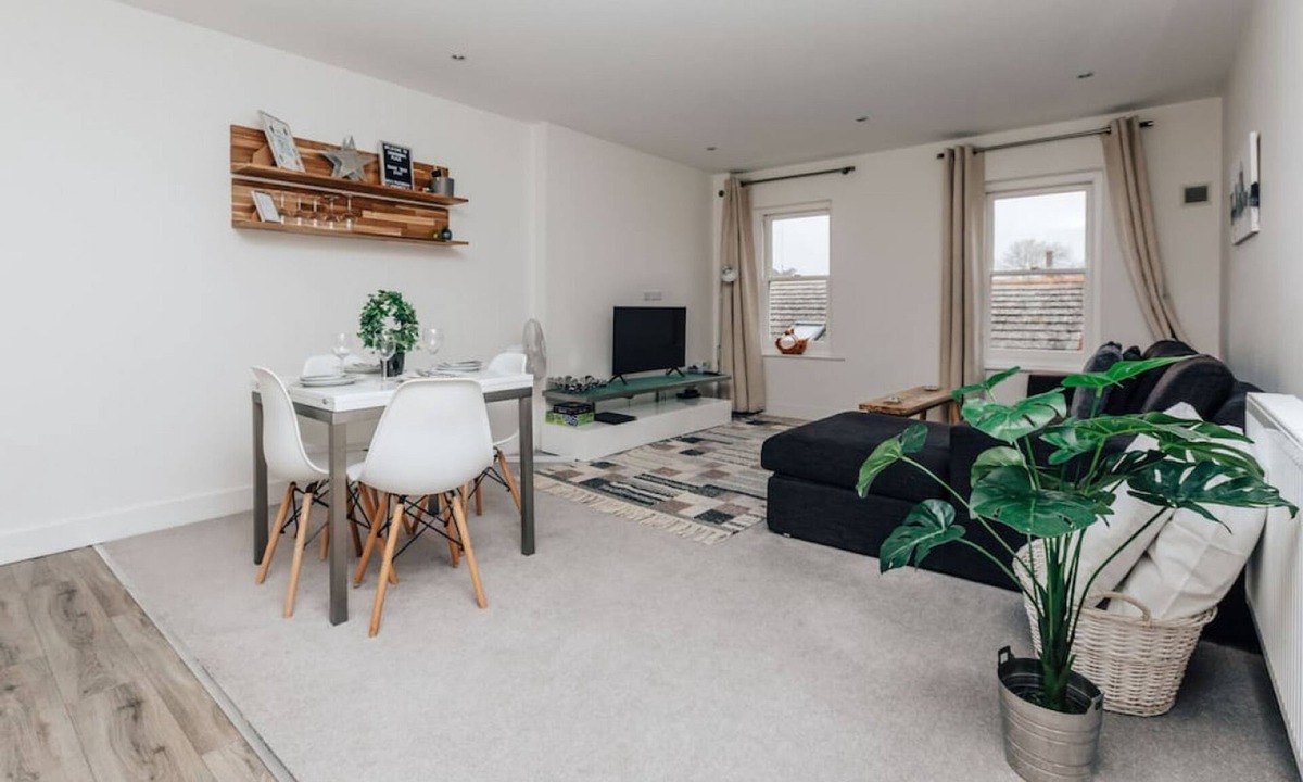 Henley Apartment | Central Modern Flat Sleeps 6 - Dedicated Parking - From 125 Per Night