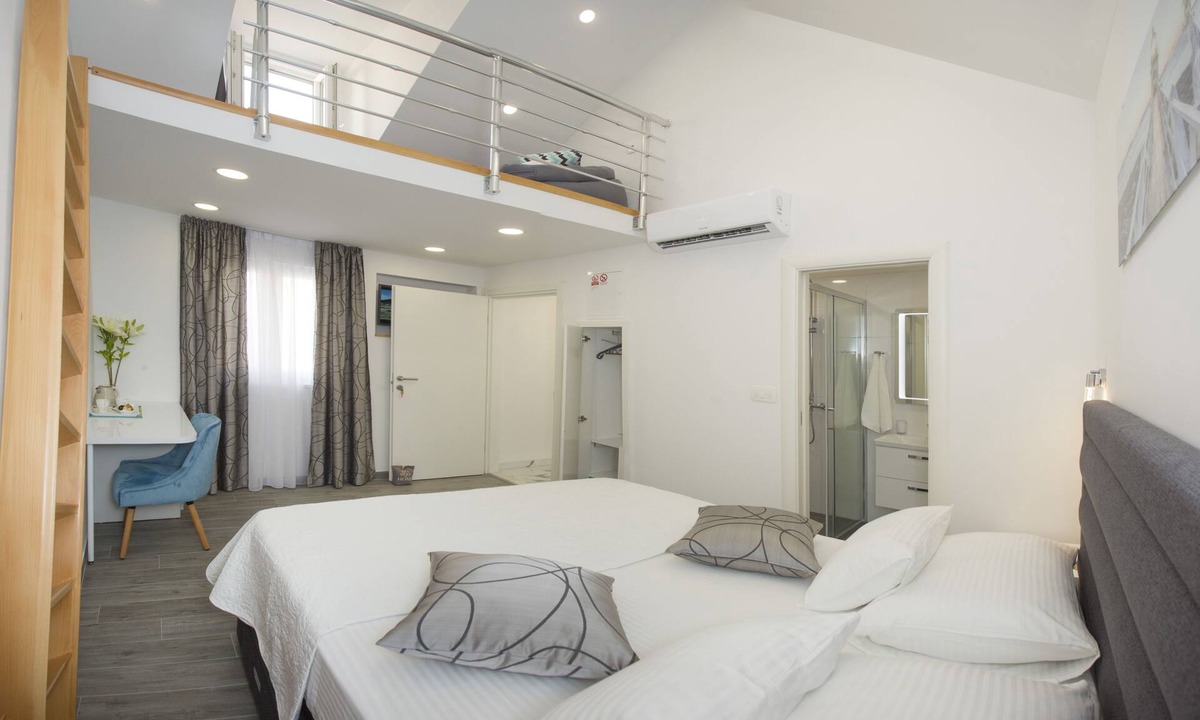 Split House | Central Old Town Rooms