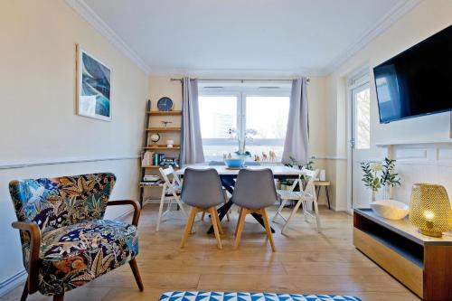 Westbourne Green Apartment | Central Paddington London 4 Bed with work space