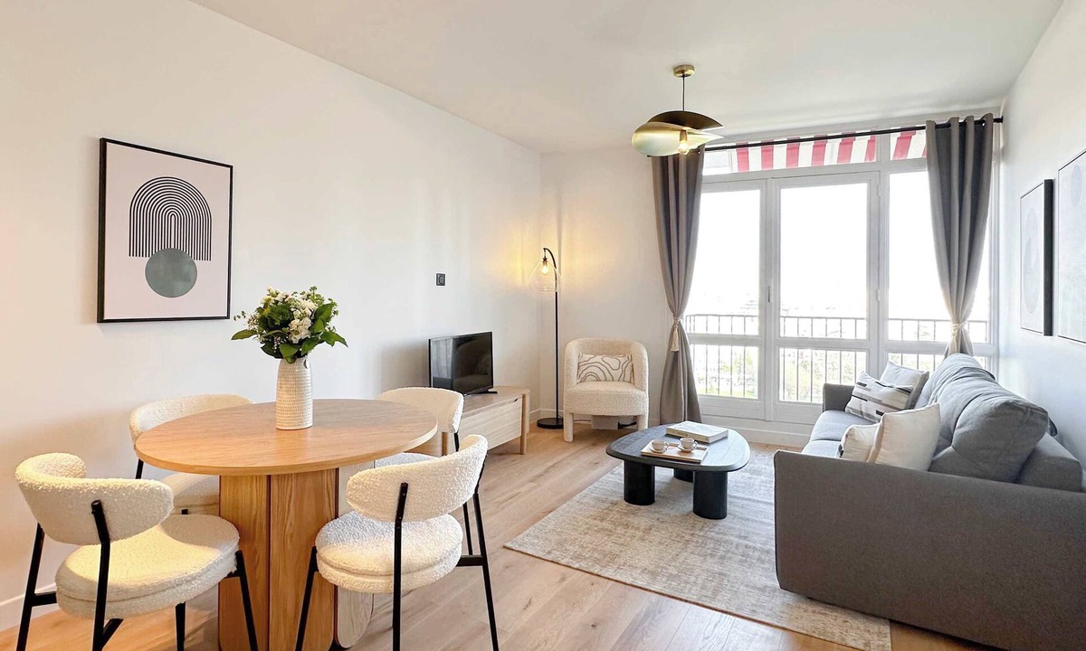 13th Arrondissement Apartment | Central Paris Premium flat balcony & lift for 5