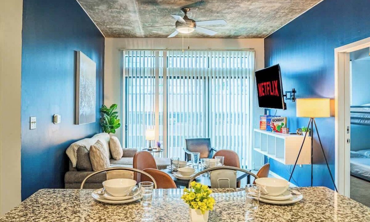 Evans Churchill Apartment | Central Phoenix Spot | Pool, Gym, Balcony +Parking