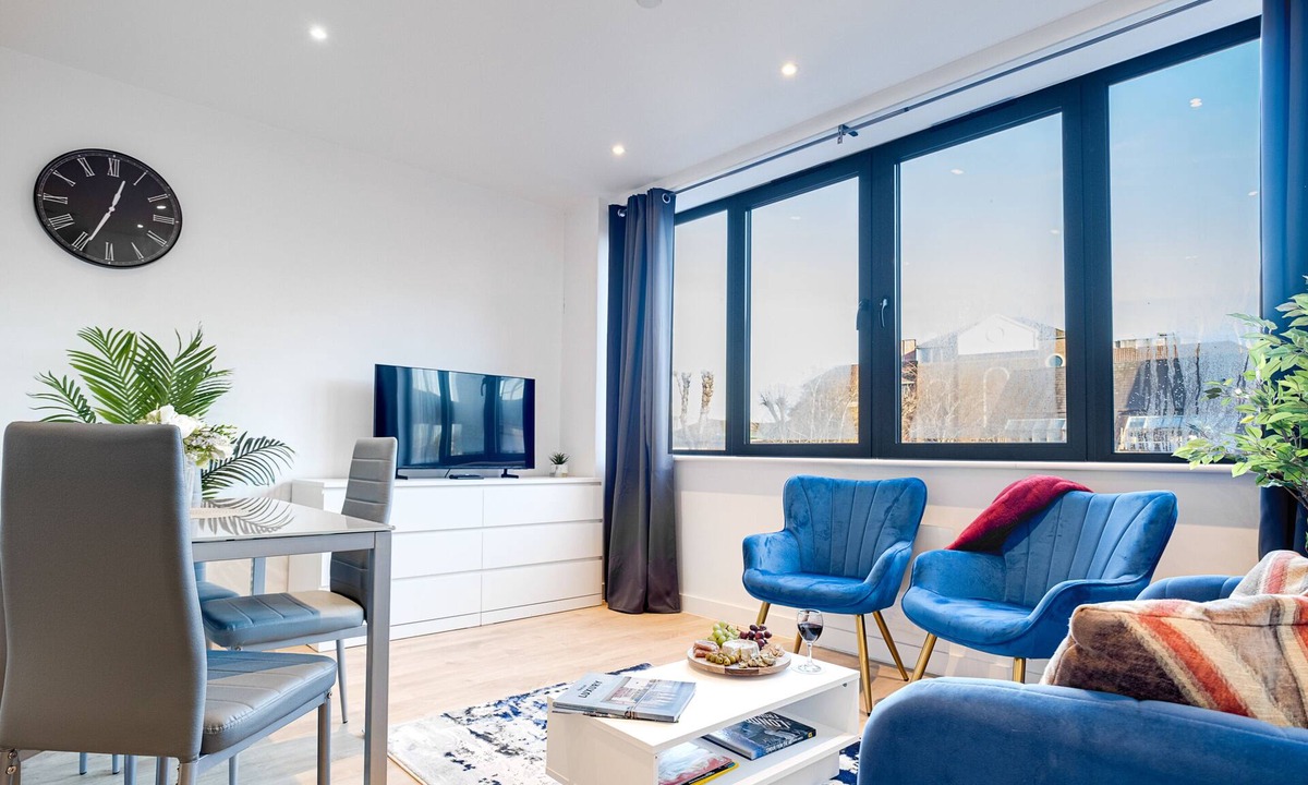 Redhill Apartment | Central Redhill Apartment with parking