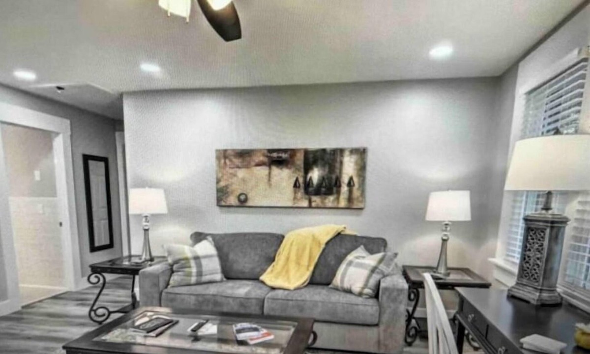 Lebanon House | Central Retreat B, NEW Cozy Family & Pet Friendly