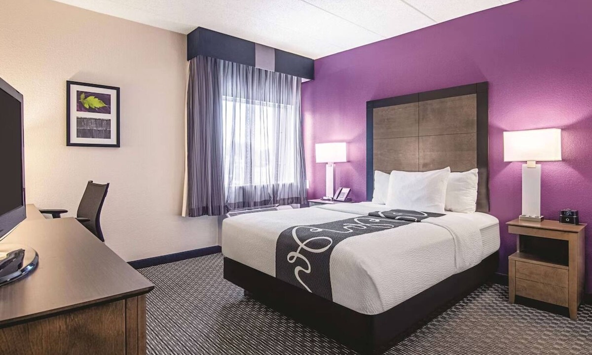 Portland Hotel | Central Room in Portland | Couple Stay w/Complimentary Breakfast