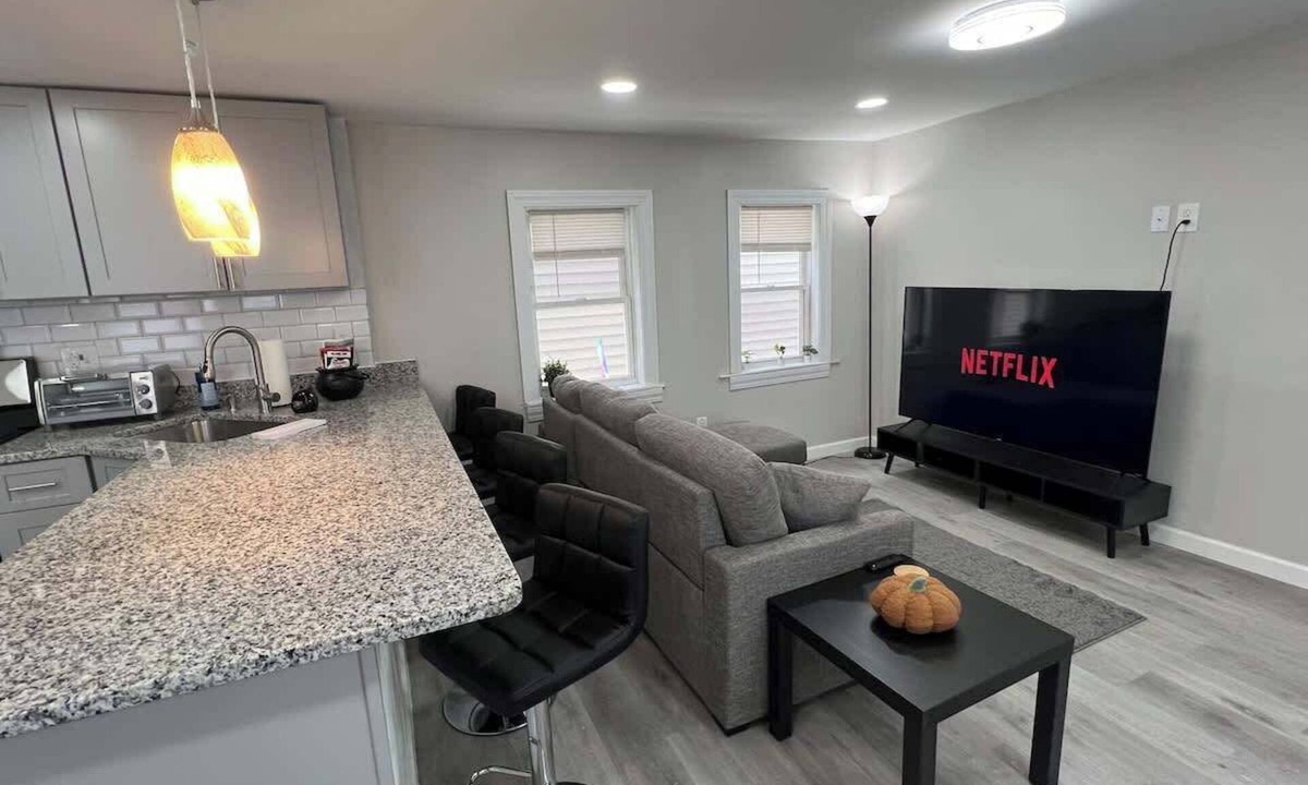 Salem House | Central Salem Retreat 2bd W/parking