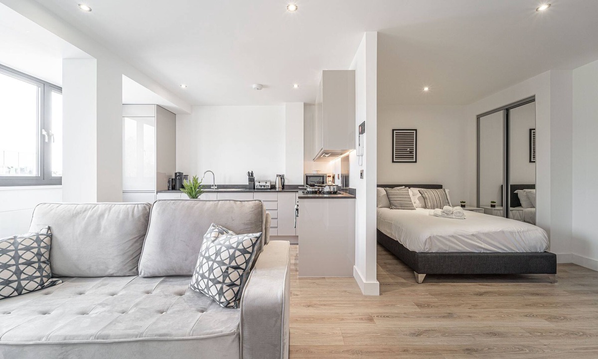 Barnt Green Apartment | Central Solihull Studio | NEC, Airport | Free Parking