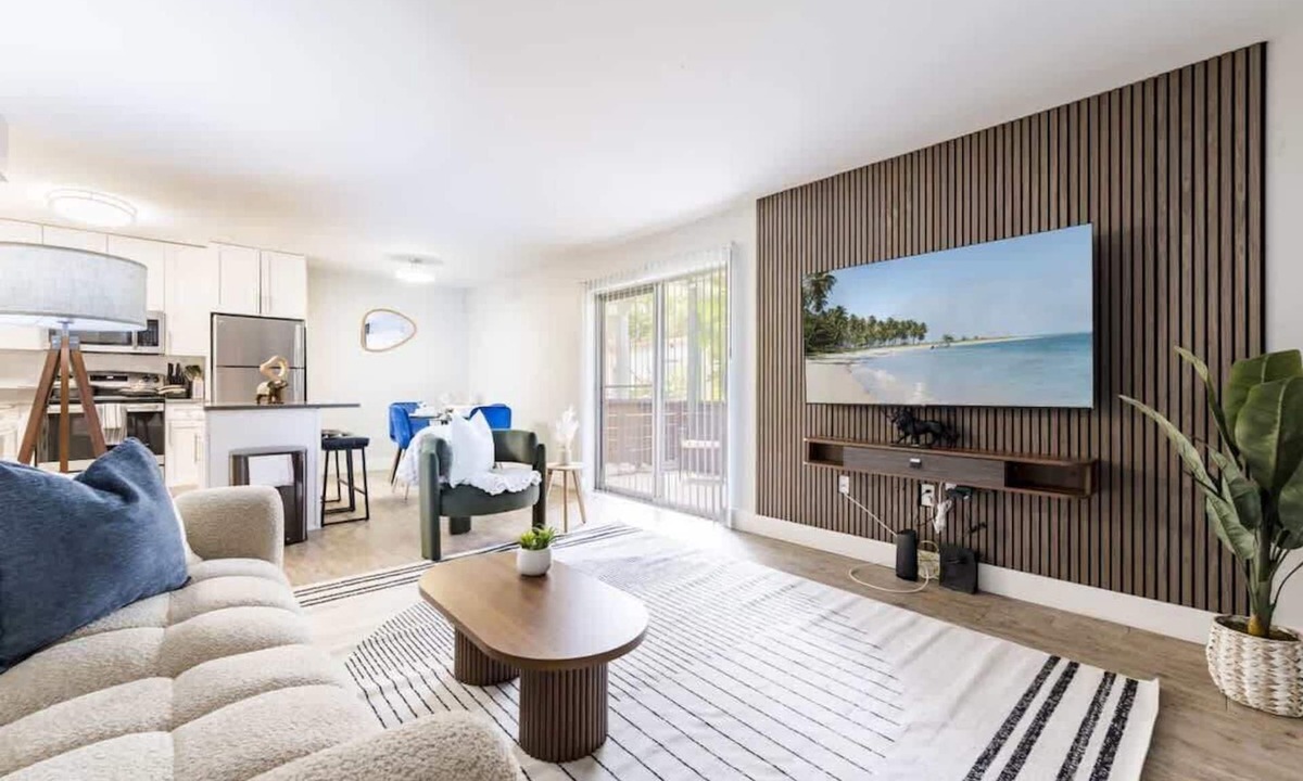 Beach Park Apartment | Central South Tampa | Walkable 2BR w/Pool Access
