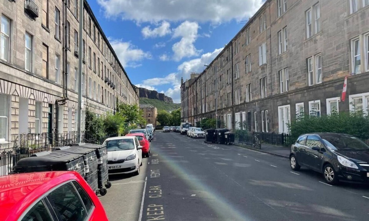 Gifford Apartment | Central Specious Newington Apartment