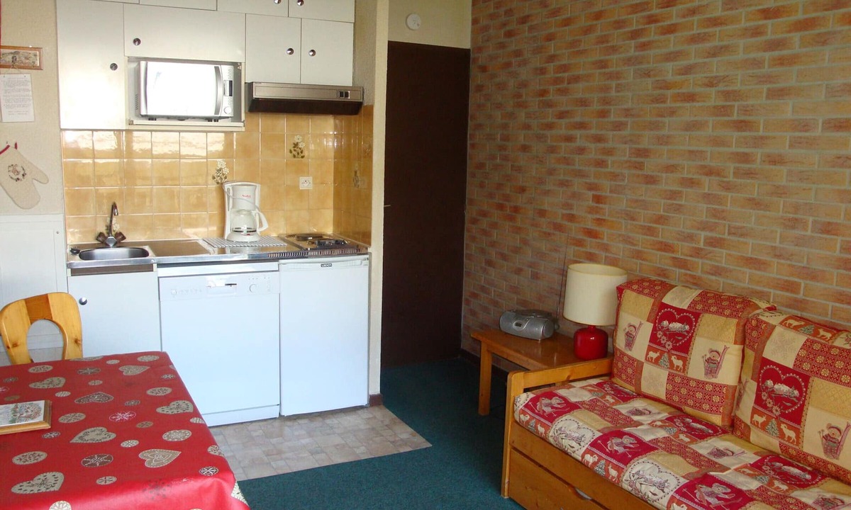 Pralognan-la-Vanoise Apartment | Central studio, south balcony, pets & parking