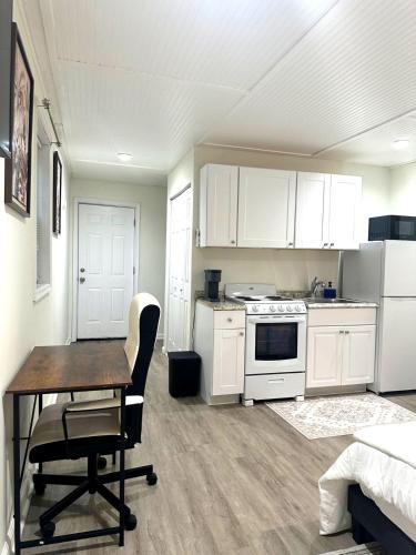 Calverton Apartment | Central Studio with Free Parking