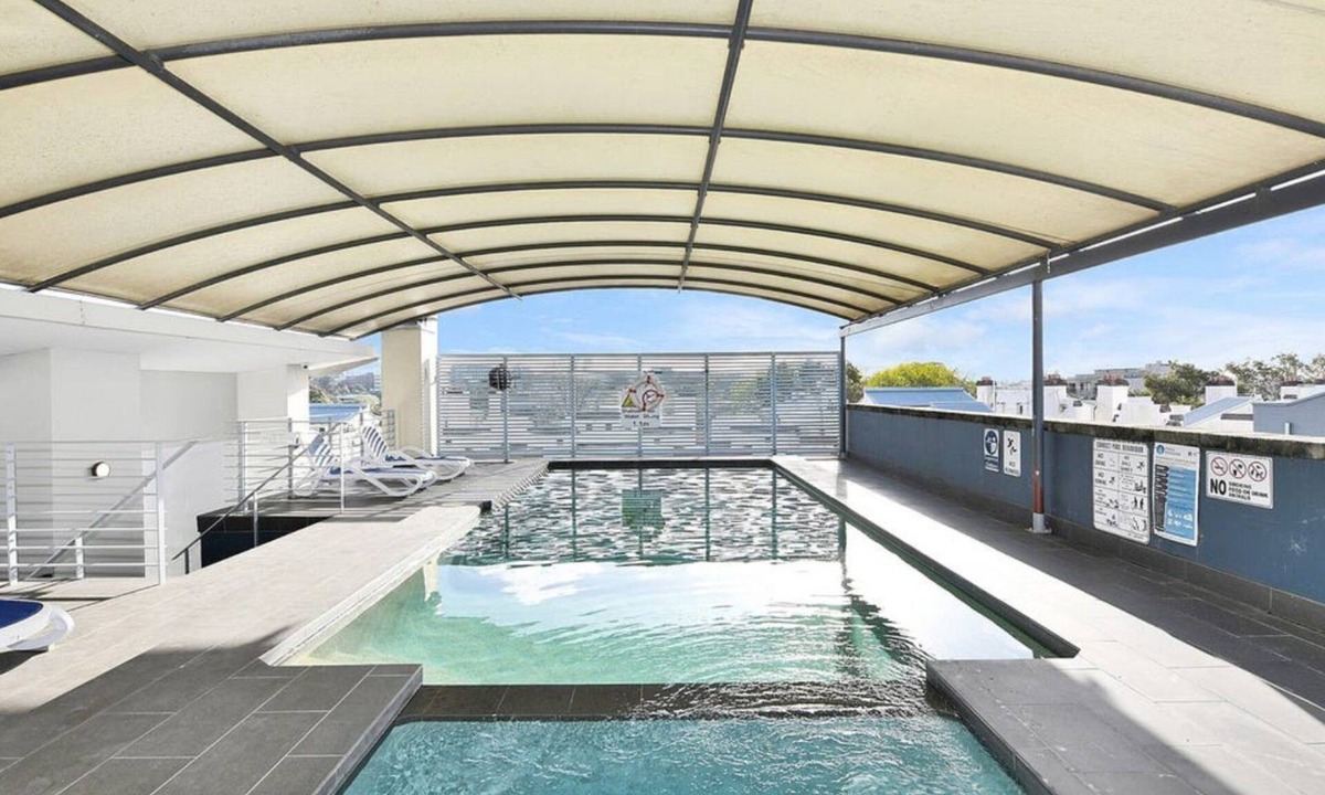 Chippendale Apartment | Central Sydney 1BR unit with Pool Gym Parking!