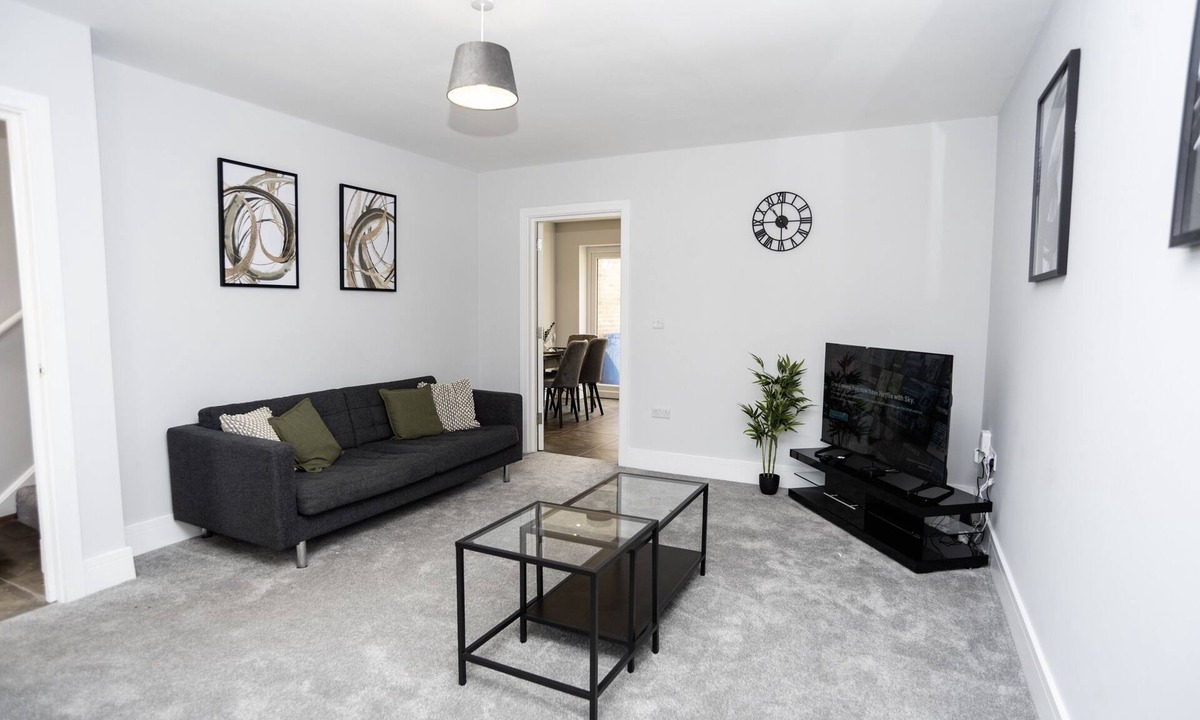 Telford House | Central Telford Home - Sleeps 8 - Private Parking