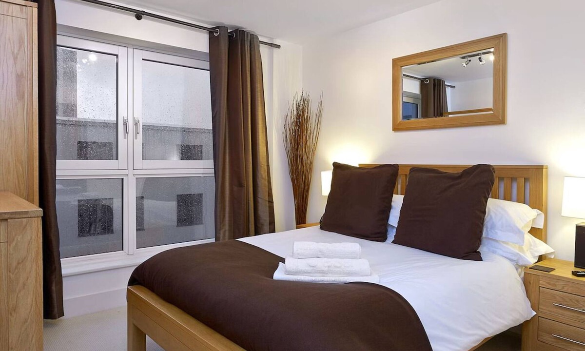 Basingstoke Apartment | Central Two-bedroom Apartment w/Fully-Fitted Kitchen & Panoramic Windows