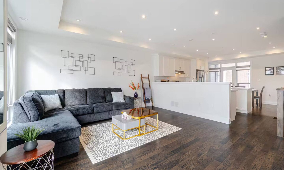 Beverley Glen House | Central Vaughan- Stylish 3-Bedroom House