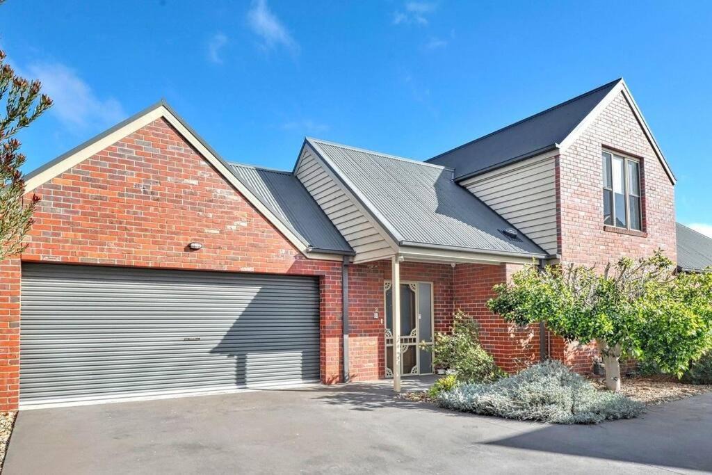 Maryborough Apartment | Central Villa/Two King beds/Disabled/Family/Pets