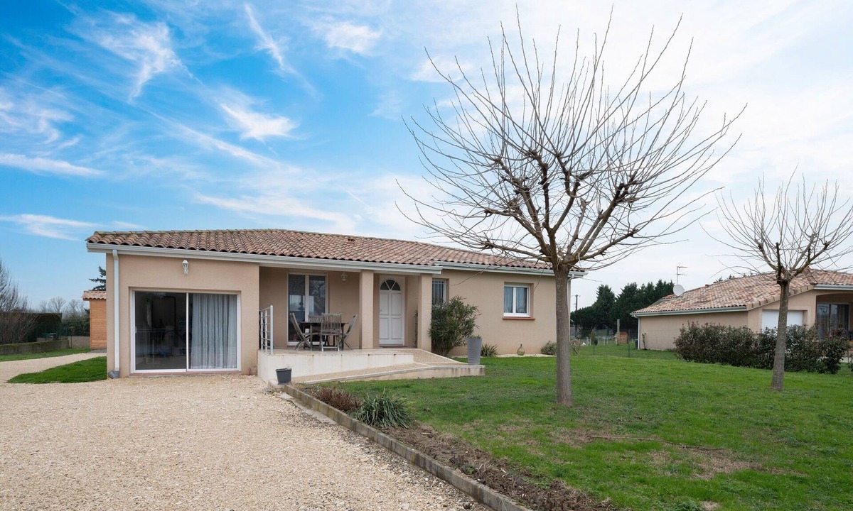 Golfech House | Centrala - Three Bedroom House, Sleeps 6