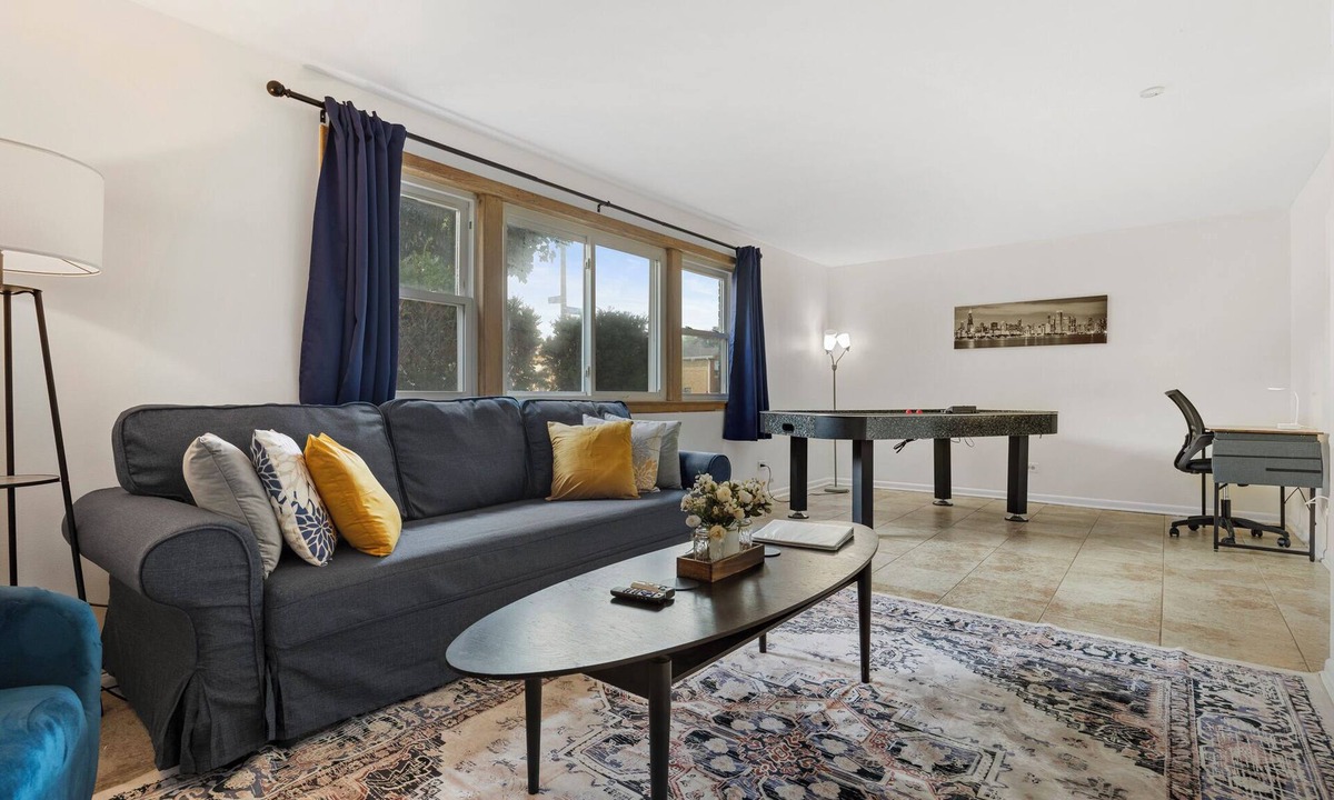 Forestview House | CentralChgo/2BR1Bath/PublTrans/Wifi/Garage/Laundry