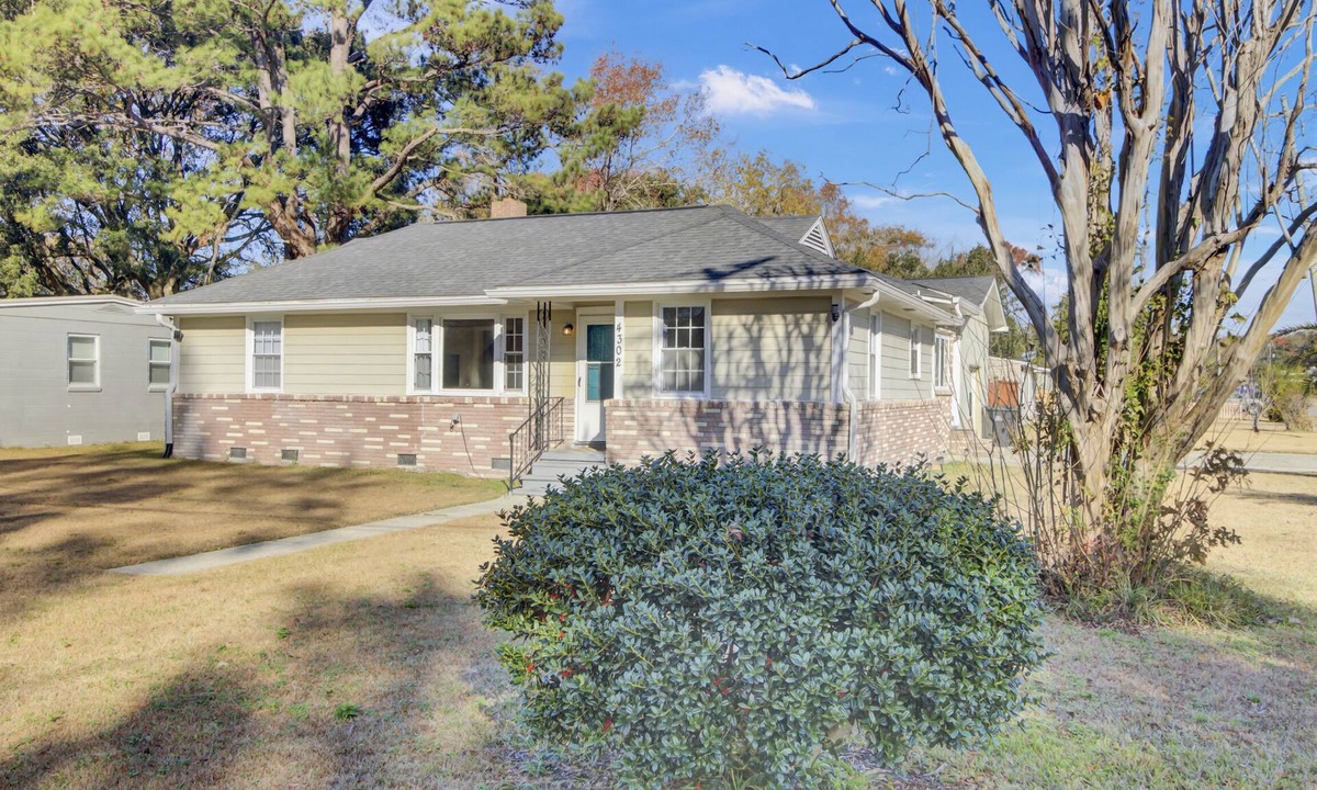 North Charleston House | Centrally located spacious Home with Master Suite~near downtown, coliseum & more
