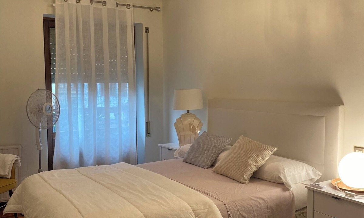 Zumarraga Apartment | Centrally located 3 bedroom apartment with balcony, facing the church of Zumarraga.
