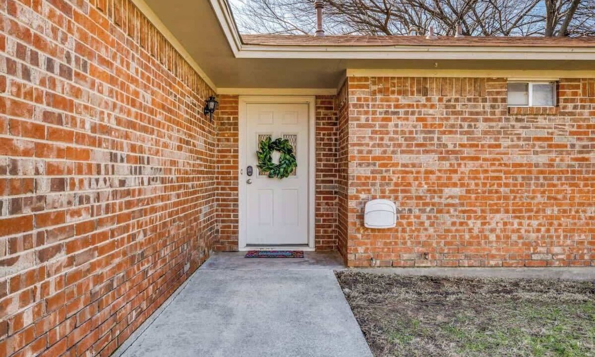 Denton House | Centrally Located 3BR 2BA - !