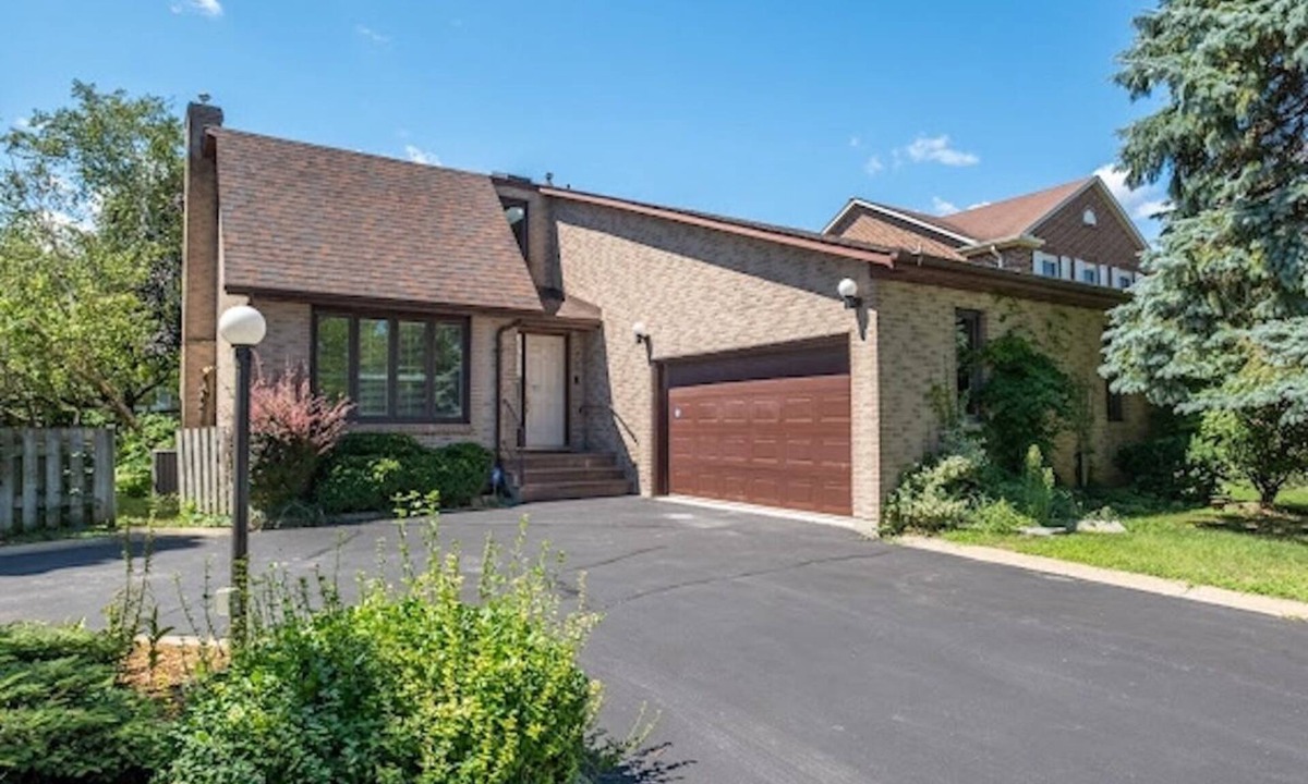Kingston House | Centrally Located, 4 Beds/2.5 Bathrooms, Spacious Home