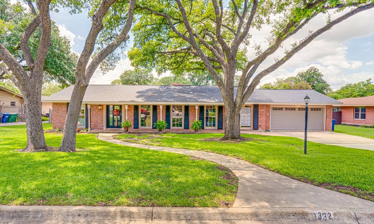 North San Antonio - SAT House | CENTRALLY LOCATED - 4 BR, 3 bath, POOL, JACUZZI, PUTTING GREEN, CLOSE TO AIRPORT