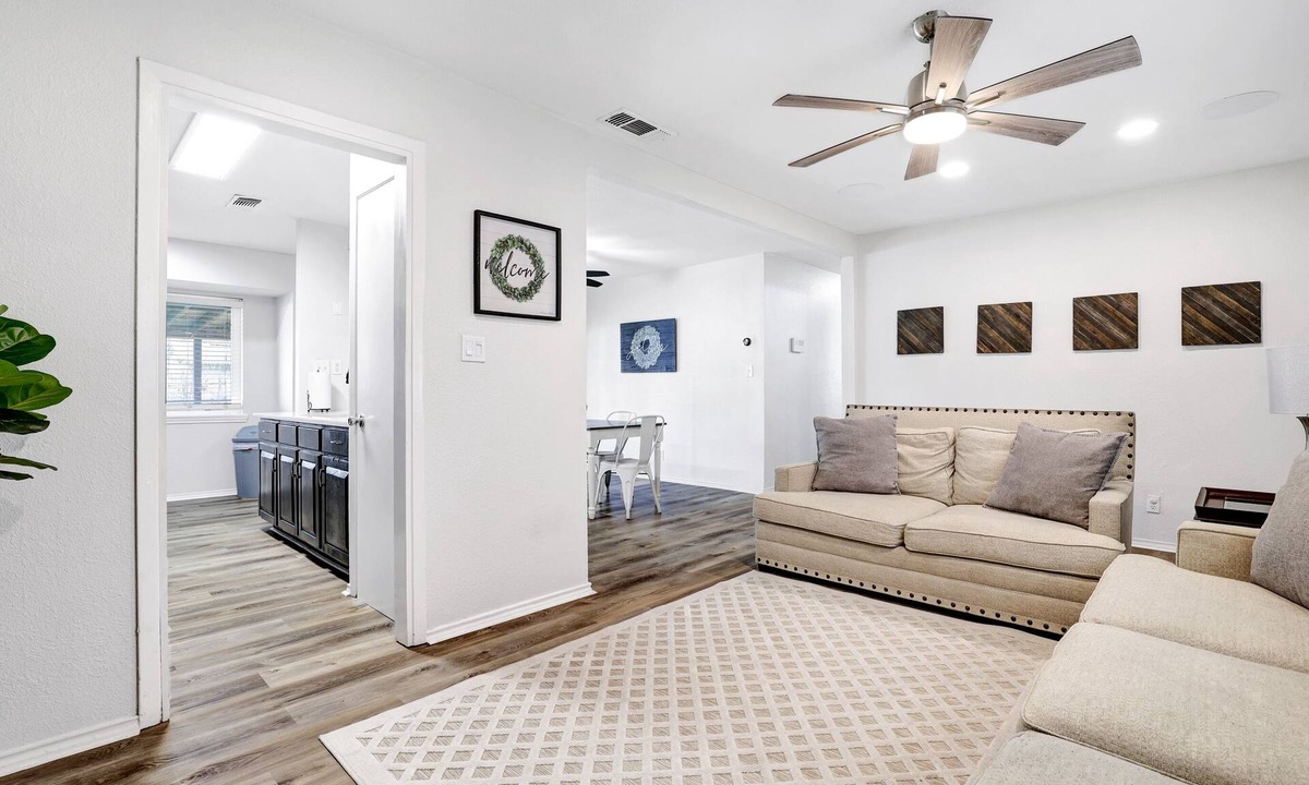 Vance Jackson House | Centrally Located! 5-15 minute commute to most key areas!