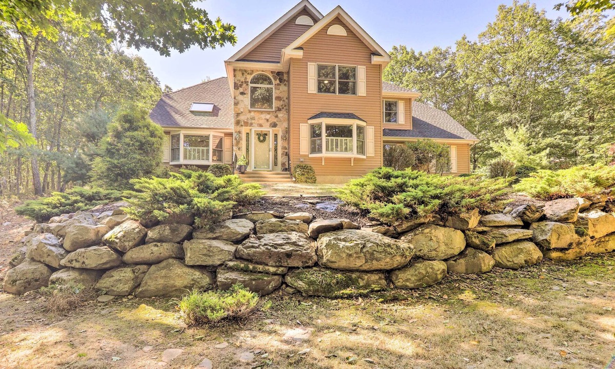 Stroudsburg House | Centrally Located Abode < 7 Mi to Camelback Resort