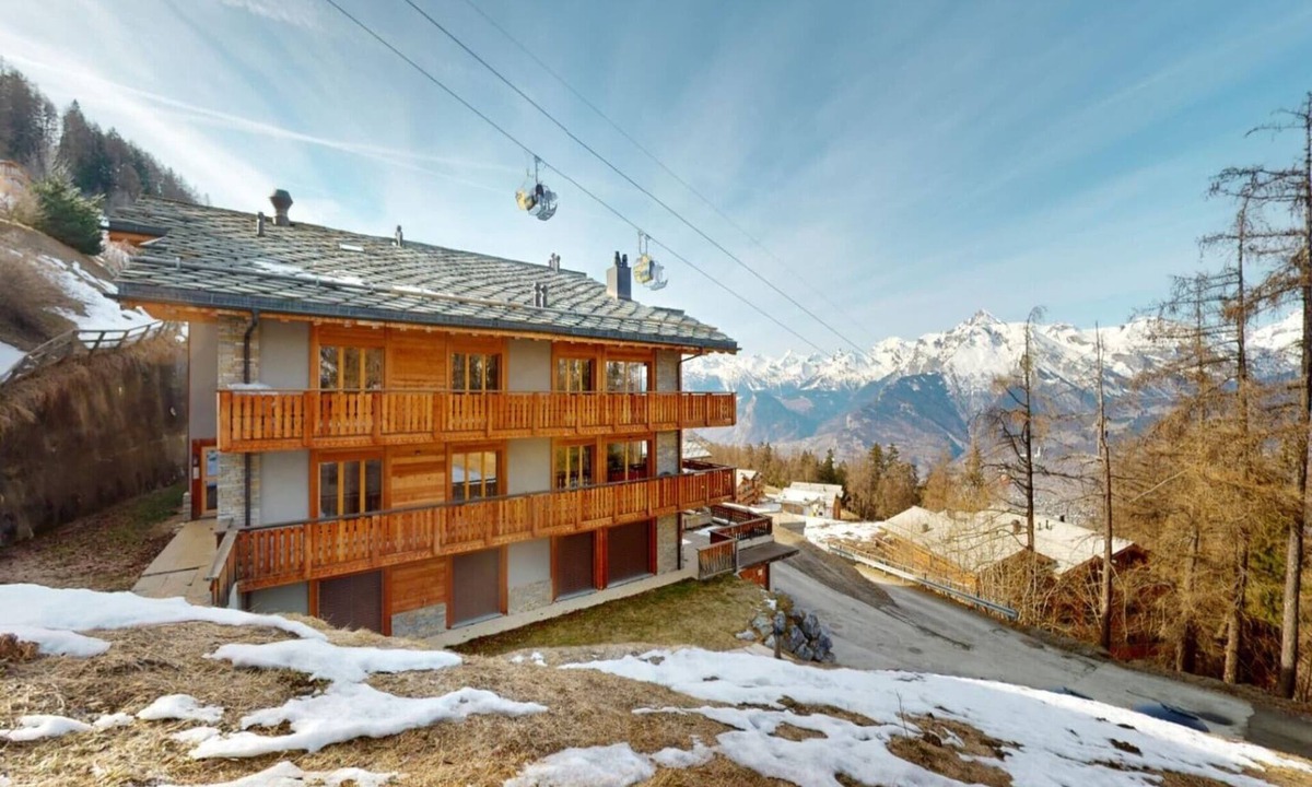 Salins Apartment | Centrally-located apartment for 6