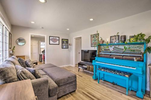 Delmar Parkway House | Centrally Located Aurora Home w/Covered Patio