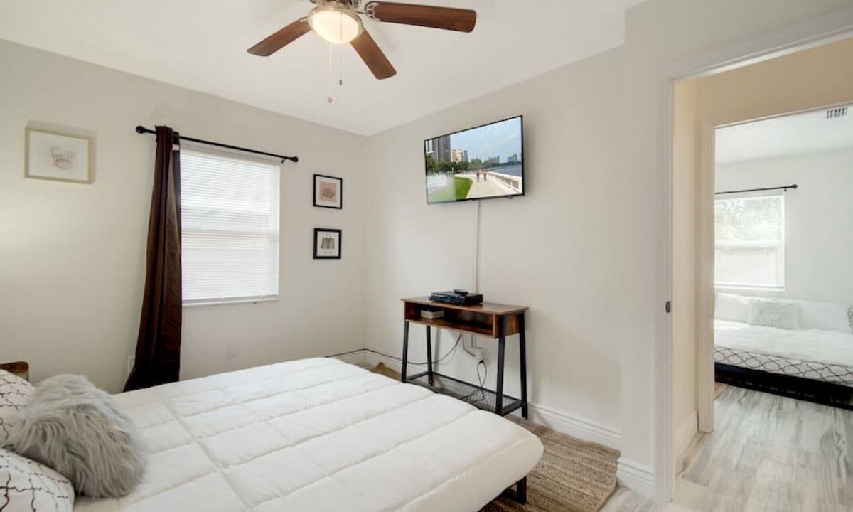 Ballast Point Apartment | Centrally Located Bayshore Home