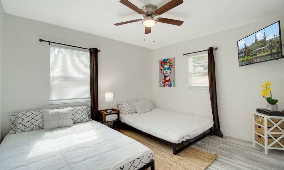 Ballast Point Apartment | Centrally Located Bayshore Home