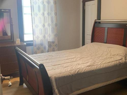 North End Hostel | Centrally Located Blue House