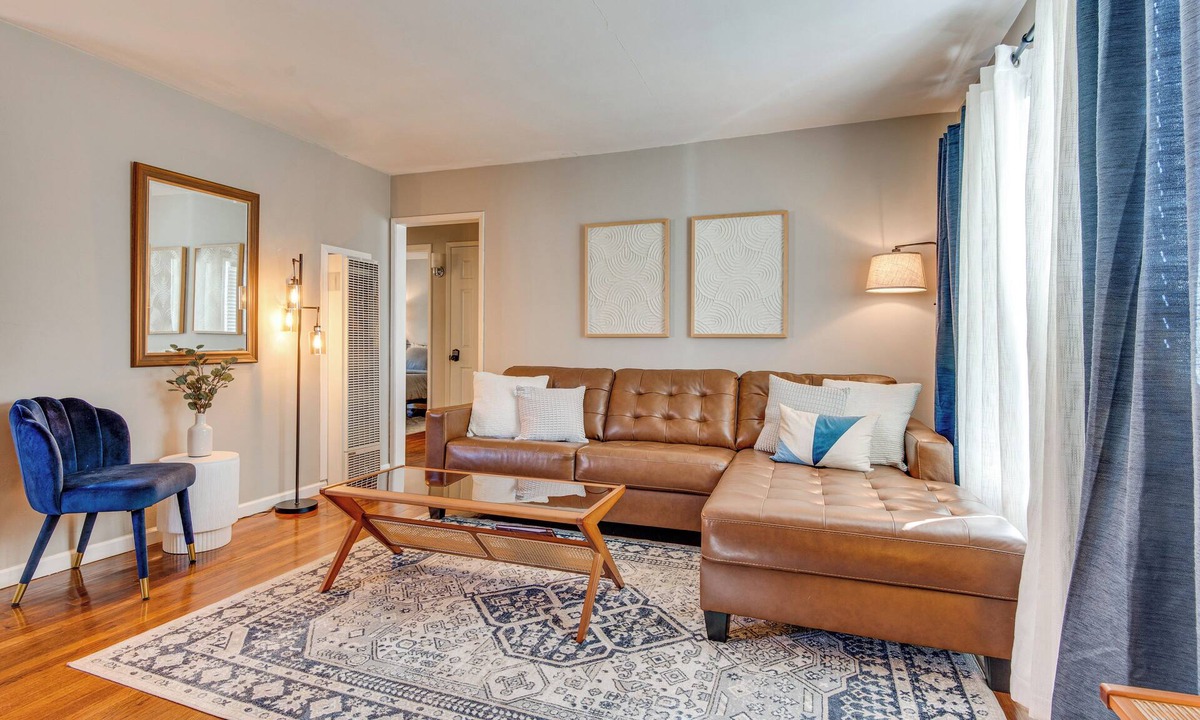Burbank Apartment | Centrally Located Burbank Duplex Near Hollywood!