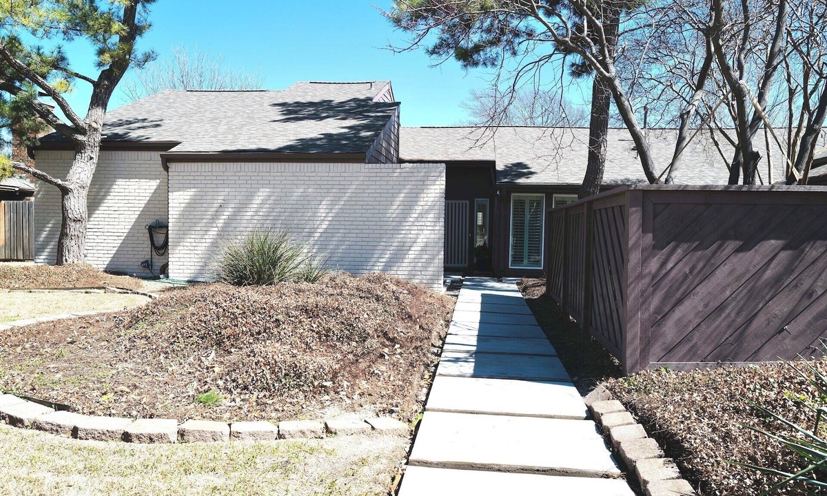 Plano House | Centrally Located Comfortable Home in Plano 3/2 Home – Easy Access to Everything