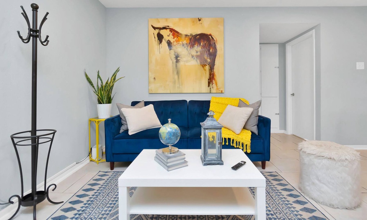 Greenway Plaza-Upper Kirby Condo | Centrally-Located Condo With Outdoor Space & Fully Stocked Kitchen