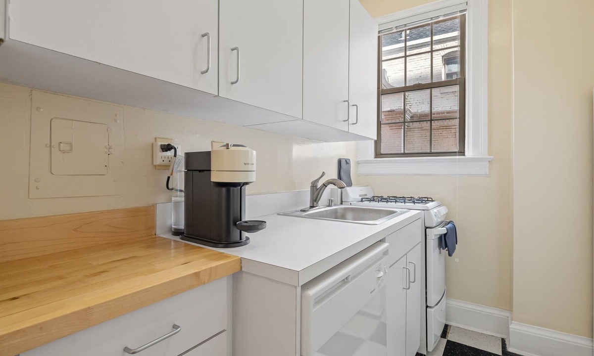 Embassy Row Apartment | Centrally located Dupont Circle Apartment w/sleeping space for 3