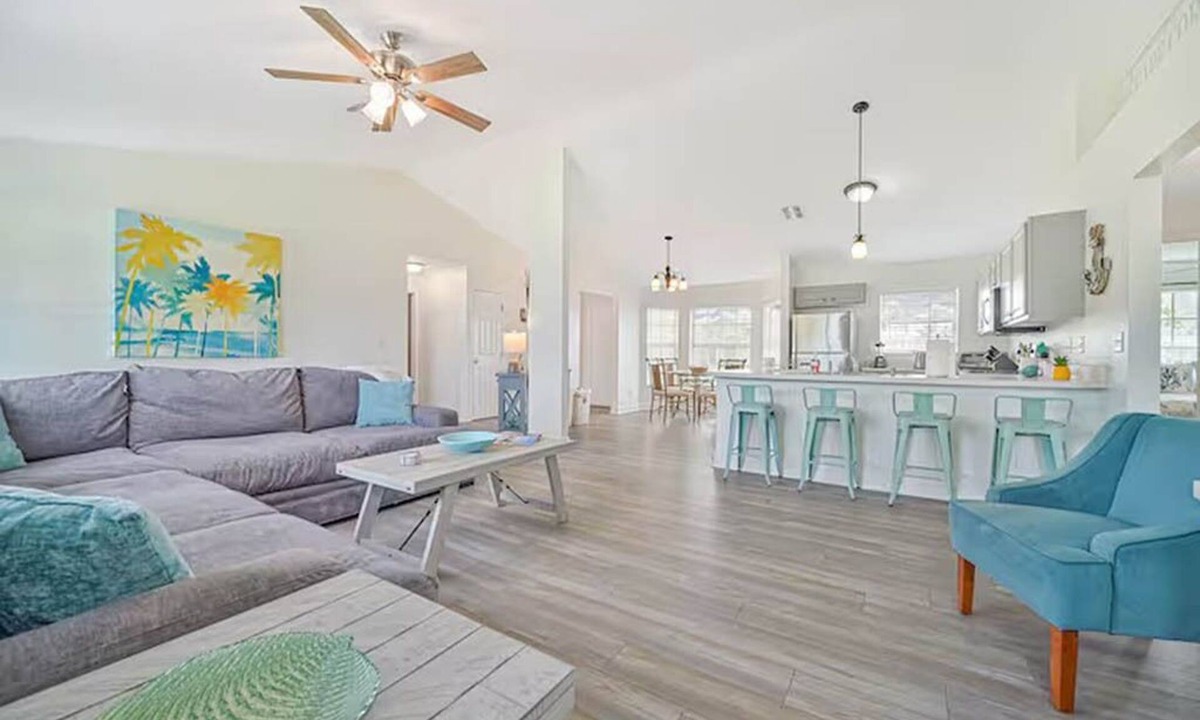 Pelican House | Centrally Located, Fully Stocked, Dog Friendly, 3 King beds, Lanai & Grill!