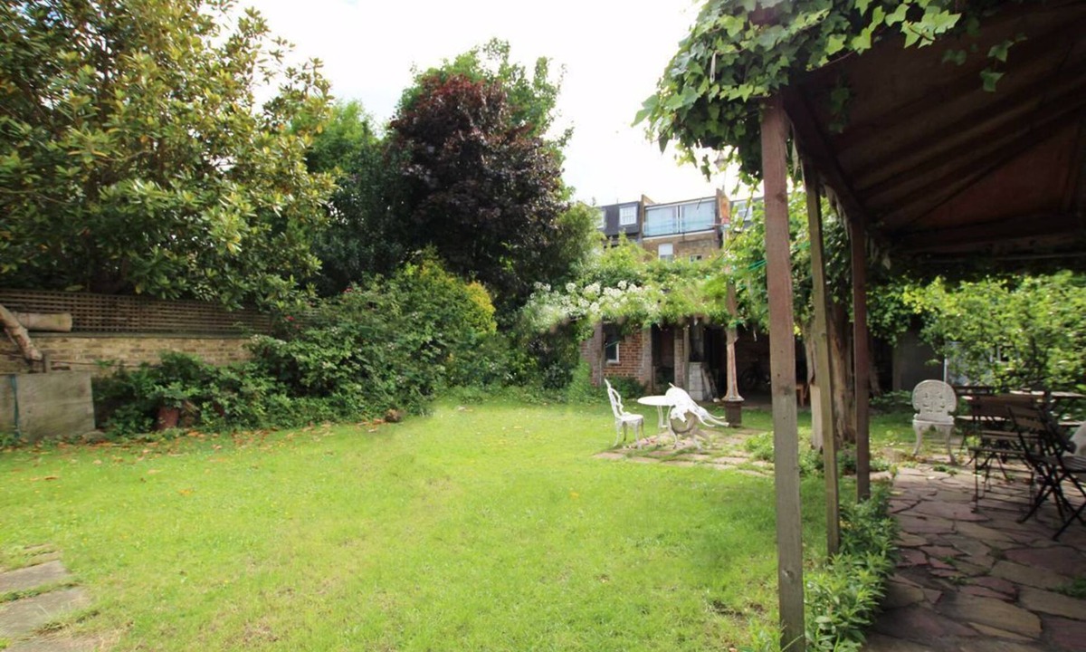 Shaftesbury Apartment | Centrally located Garden Flat