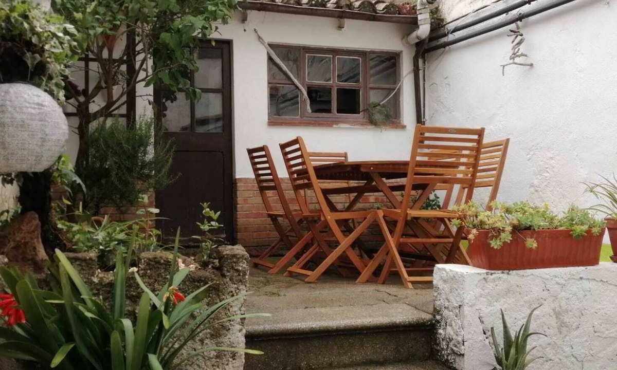 Banyoles House | Centrally located house with patio