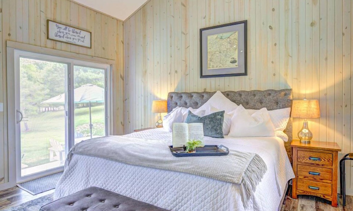 Logan Cottage | Centrally located in the heart of Hocking Hills, minutes from hiking & shopping