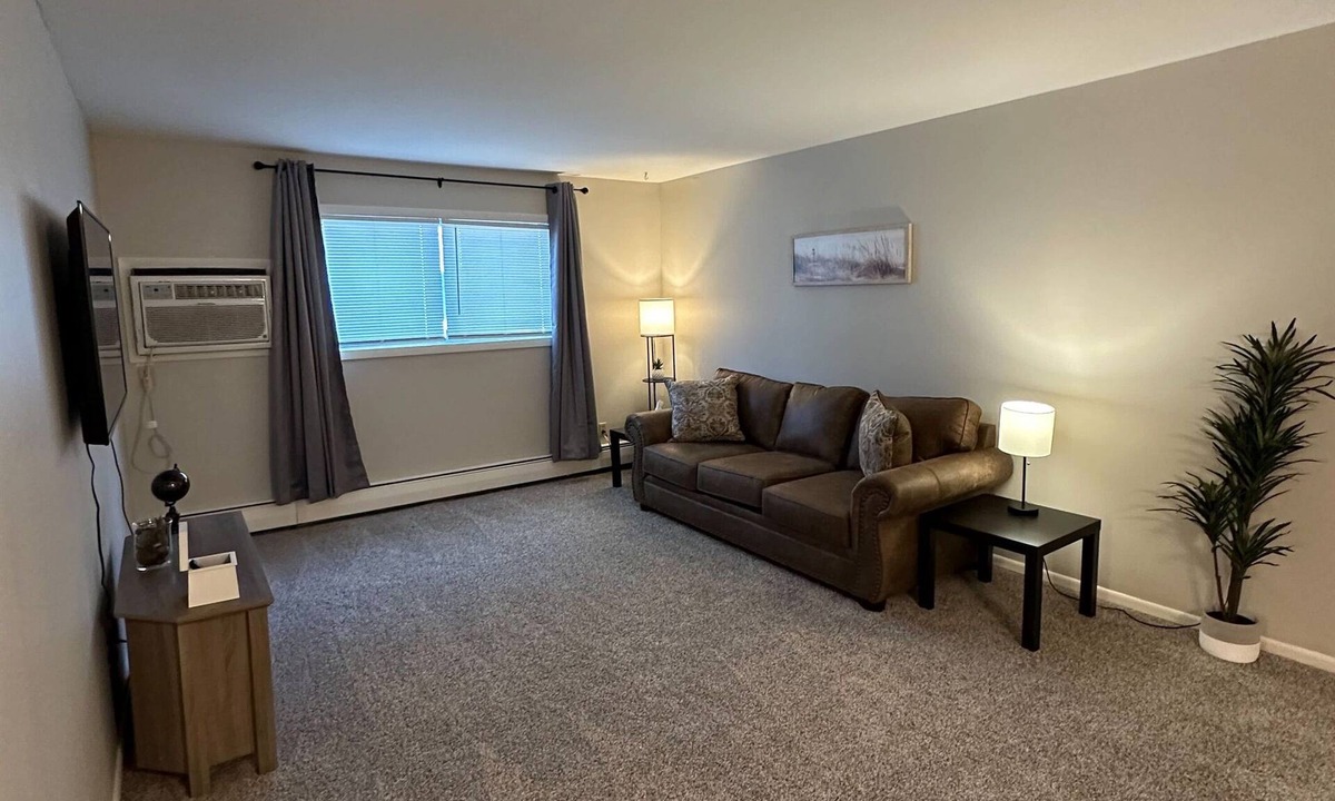 Bloomington Apartment | Centrally located Large one bedroom