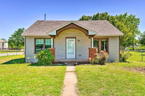 Lawton House | Centrally Located Lawton Home: Dogs Welcome!