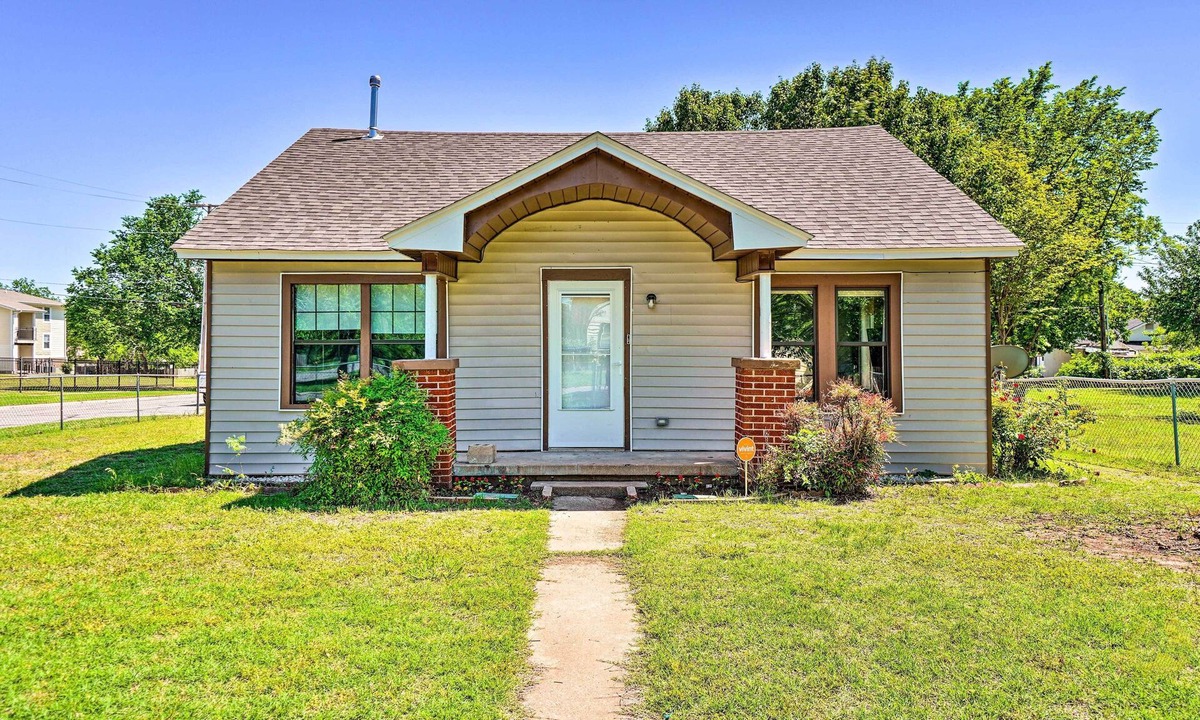 Lawton House | Centrally Located Lawton Home: Dogs Welcome!