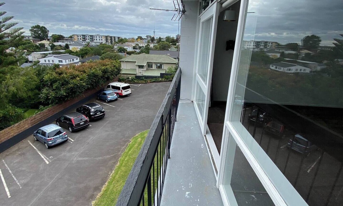 Mount Eden Apartment | Centrally Located Light-filled Studio w/Parking