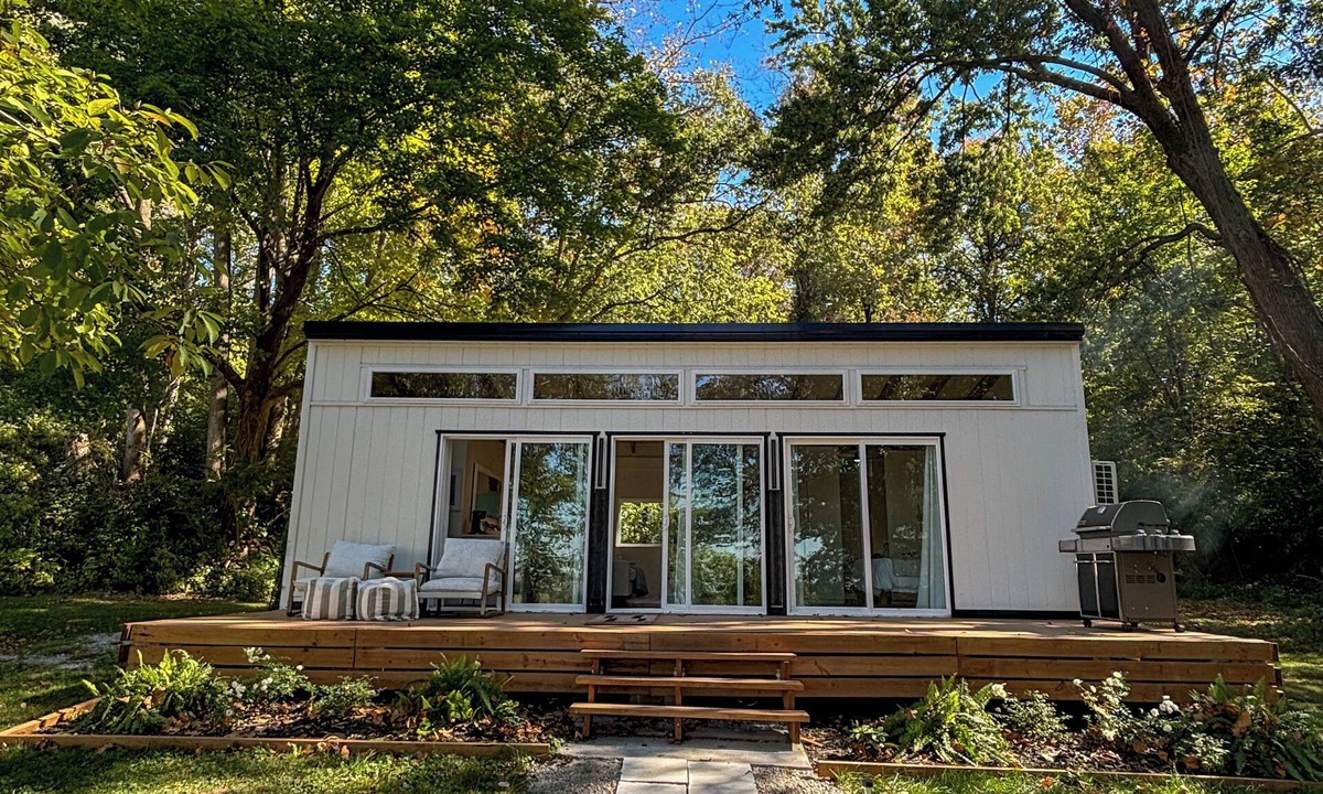 Caseyville Cottage | Centrally located St. Louis and Arch view. Complimentary water,wine & breakfast