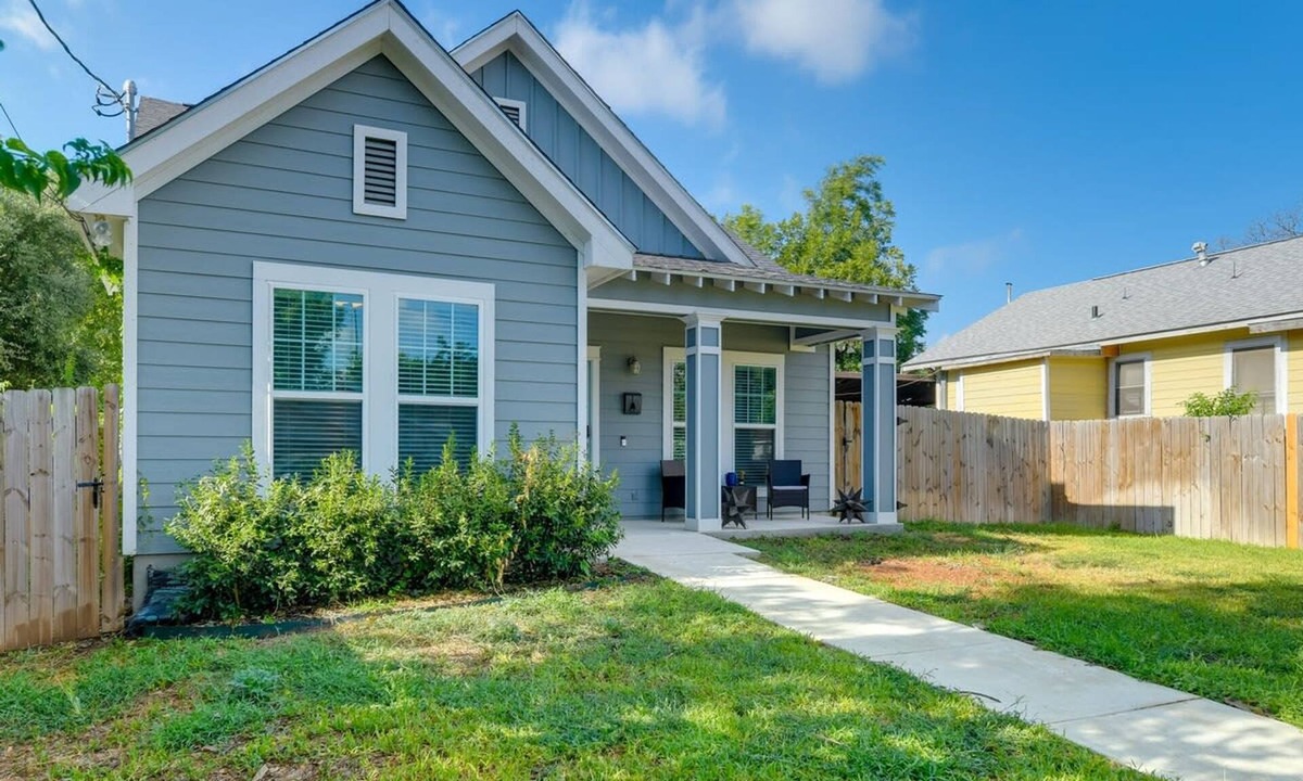 Eastside Promise Neighborhood House | Centrally Located Stunning 3BR 2BA Near Downtown