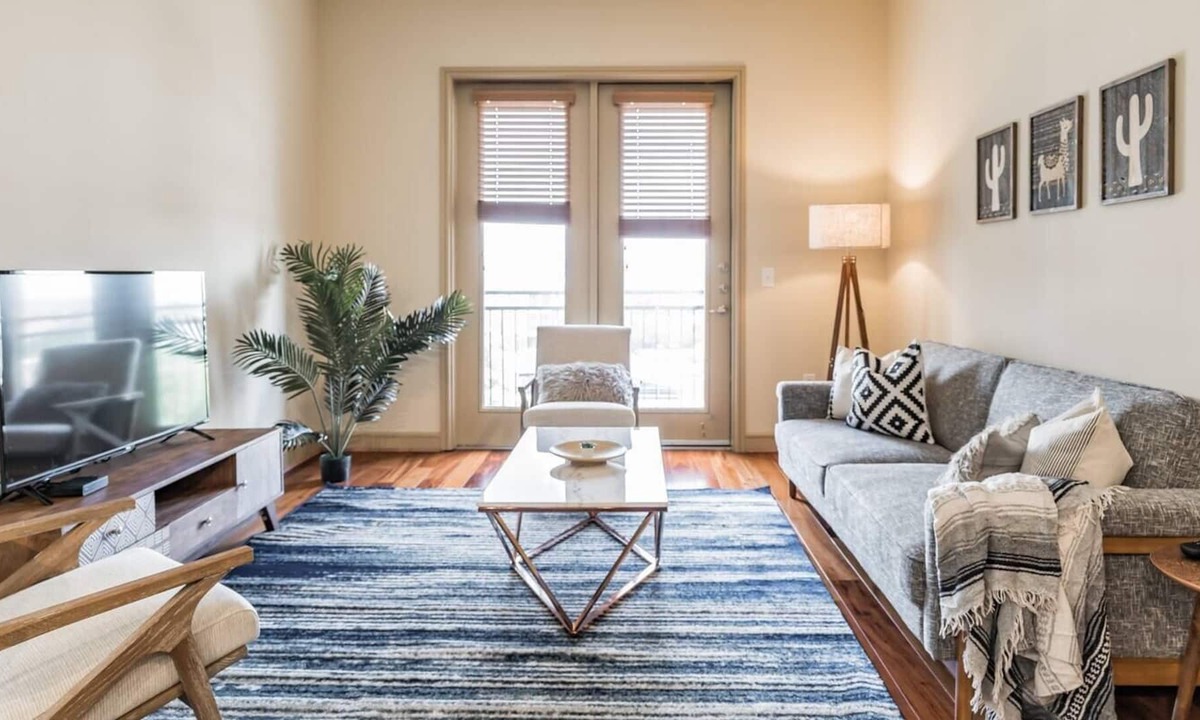 Greenway Plaza-Upper Kirby Apartment | Centrally Located Suite + Pool + Gym