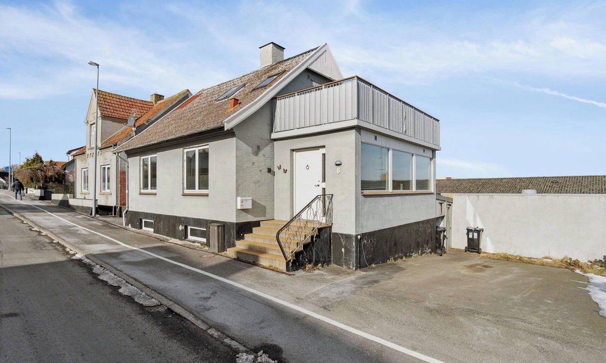 Tejn Villa | Centrally located townhouse with port/seaviews.