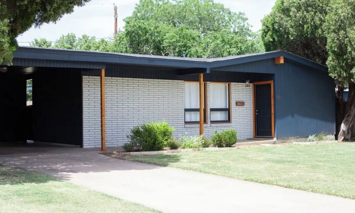 Wichita Falls House | Centrally Located Mid-Century Modern Home